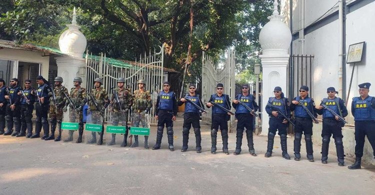 কড়া নিরাপত্তায় ১৩ সেনা কর্মকর্তাকে ট্রাইব্যুনালে হাজির